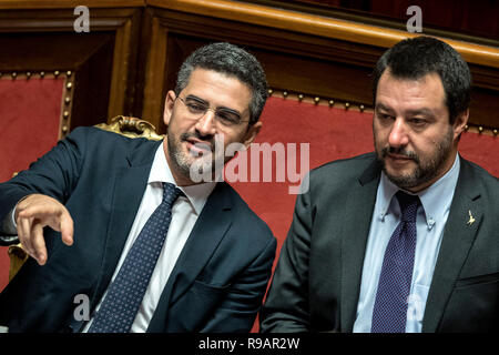 Rome, Italie. Dec 22, 2018. Foto Roberto Monaldo/LaPresse 22-12-2018 Roma Politica Senato - Legge di bilancio Nella foto Riccardo Fraccaro, Matteo Salvini Roberto Photo Monaldo/LaPresse 22-12-2018 Rome (Italie) Sénat - loi de budget dans la photo Riccardo Fraccaro, Matteo Salvini Crédit : LaPresse/Alamy Live News Banque D'Images