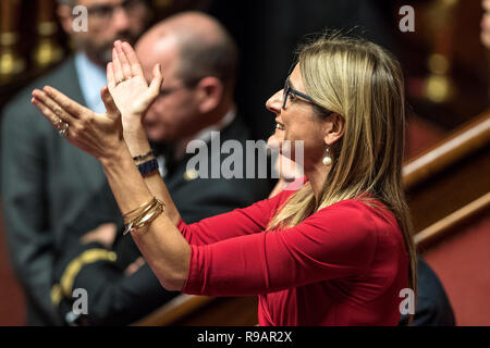 Rome, Italie. Dec 22, 2018. Foto Roberto Monaldo/LaPresse 22-12-2018 Roma Politica Senato - Legge di bilancio Nella foto Simona Malpezzi applaude Riccardo Fraccaro après l'annuncio del maxiemendamento Photo Roberto Monaldo/LaPresse 22-12-2018 Rome (Italie) Sénat - loi de budget dans la photo Crédit : Simona Malpezzi LaPresse/Alamy Live News Banque D'Images