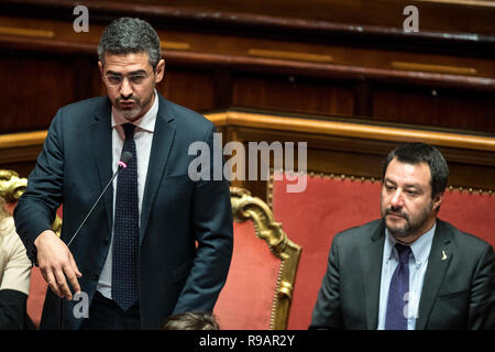 Rome, Italie. Dec 22, 2018. Foto Roberto Monaldo/LaPresse 22-12-2018 Roma Politica Senato - Legge di bilancio Nella foto Riccardo Fraccaro annuncia il maxiemendamento, al suo fianco Matteo Salvini Roberto Photo Monaldo/LaPresse 22-12-2018 Rome (Italie) Sénat - loi de budget dans la photo Riccardo Fraccaro, Matteo Salvini Crédit : LaPresse/Alamy Live News Banque D'Images