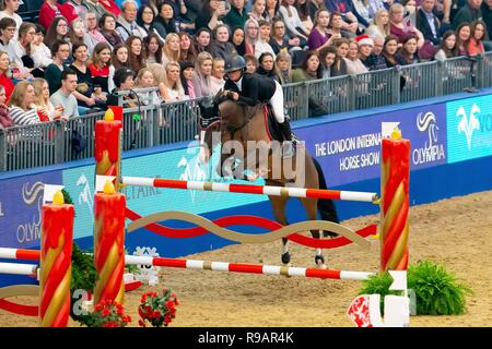 Olympia, Londres, Royaume-Uni. 22 Décembre, 2018. Gagnant. Shaunie Greig équitation Casino Royale VIII. GBR. La conception de Voltaire mince pie pieux. Concours hippique. Olympia. La London International Horse Show. Londres. UK. 22/12/2018. Credit : Sport en images/Alamy Live News Banque D'Images