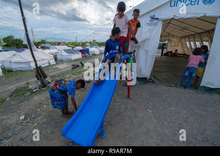 Palu, Central Sulawesi, Indonésie (22 décembre 2018) : Quelques enfants jouer à Pondok Cérine Anak Ministère des affaires sociales dans le camp de réfugiés de Duyu, Palu, province de Sulawesi central, l'Indonésie, samedi (22 décembre 2018). Le ministère des Affaires sociales a établi 10 enfants joyeux huttes dans le palu, Sigi et Donggala camps de réfugiés et a fourni des services psychosociaux aux enfants touchés par le séisme, le tsunami et des catastrophes de liquéfaction qui s'est produit le 28 septembre 2018. Banque D'Images