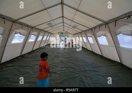 Palu, Central Sulawesi, Indonésie (22 décembre 2018) : Quelques enfants jouer à Pondok Cérine Anak Ministère des affaires sociales dans le camp de réfugiés de Duyu, Palu, province de Sulawesi central, l'Indonésie, samedi (22 décembre 2018). Le ministère des Affaires sociales a établi 10 enfants joyeux huttes dans le palu, Sigi et Donggala camps de réfugiés et a fourni des services psychosociaux aux enfants touchés par le séisme, le tsunami et des catastrophes de liquéfaction qui s'est produit le 28 septembre 2018. Banque D'Images