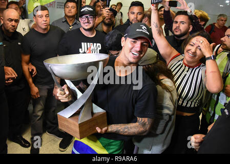 Sao Paulo, Brésil. 22 décembre 2018. Le nouveau World Champion Surf Gabriel Medina est arrivé le samedi matin (22) le jour de son anniversaire de 25 ans à l'aéroport de Guarulhos. Medina a gagné le bicampeonato le lundi (17), après quatre années de son premier titre. (Photo : Caio Rocha/Fotoarena) Crédit : Foto Arena LTDA/Alamy Live News Banque D'Images