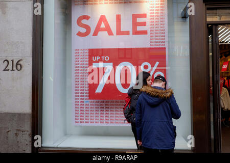 Londres, Royaume-Uni, 22 décembre 2018. Boutiques sur Oxford Street commencer tôt les ventes, alors qu'ils tentent d'attirer ces consommateurs avant Noël. Credit : Yanice Idir / Alamy Live News. Banque D'Images