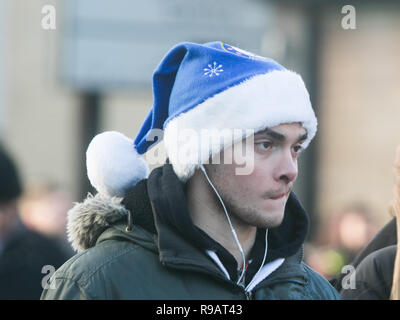 Londres, Royaume-Uni. 22 décembre 2018. Fans arrivent en fête à Stamford Bridge, 5 chapeaux pour les Pre-Christmas choc entre Chelsea et Leicester City Crédit : amer ghazzal/Alamy Live News Banque D'Images