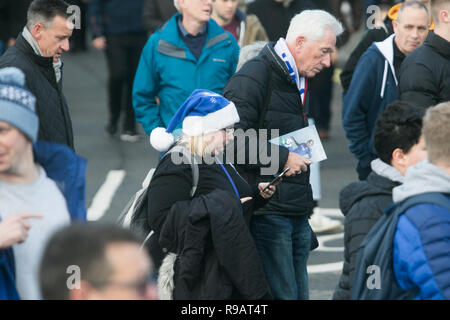 Londres, Royaume-Uni. 22 décembre 2018. Fans arrivent en fête à Stamford Bridge, 5 chapeaux pour les Pre-Christmas choc entre Chelsea et Leicester City Crédit : amer ghazzal/Alamy Live News Banque D'Images