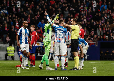 Wanda Metropolitano, Madrid, Espagne. Dec 22, 2018. La Liga football, l'Atletico Madrid contre l'Espanyol, l'arbitre demande la VAR de crédit : Action Replay Plus Sport/Alamy Live News Banque D'Images