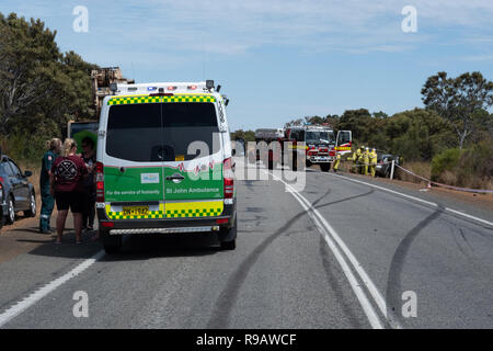 Cataby, Australie. 22 Décembre, 2018. Services d'incendie et de secours les équipes travaillent à l'extraction d'un passager de sous une voiture, pour assister les agents de l'ambulance à un autre conducteur. Le passager de la voiture a été confirmé plus tard comme décédés. Credit : Joshua Lawrie/Alamy Live News Banque D'Images