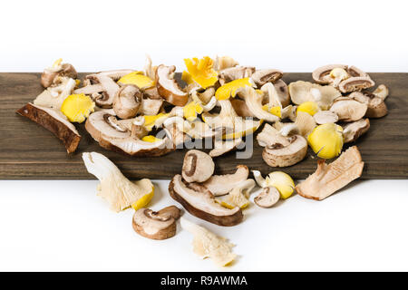 Variété de champignons exotiques mélangés sur une planche à découper. Banque D'Images