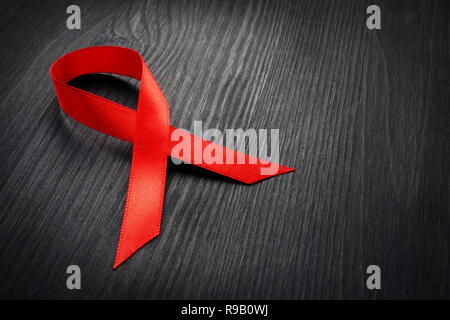 Sensibilisation sur un ruban rouge dark 24. Vih Sida concept. Banque D'Images