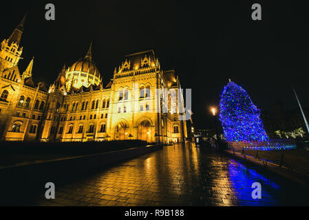 BUDAPEST, HONGRIE - décembre 2017. Célèbre bâtiment du Parlement et décorées en bleu lumières de Noël arbre de Noël dans la soirée Banque D'Images