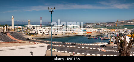 Maroc, Tanger, Port, à partir de la Médina Bab El Marsa gate, vue panoramique vue sur le port Banque D'Images