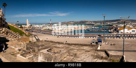 Maroc, Tanger, Port, à partir de la Médina Bab El Marsa gate, vue panoramique vue sur le port Banque D'Images