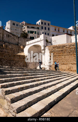 Maroc, Tanger, les touristes d'un navire de croisière Le marches pour accéder à la Médina Bab El Marsa gate Banque D'Images