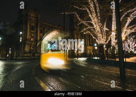 BUDAPEST, HONGRIE - décembre 2017. Le tramway va en vacances décorées de Noël dans la rue à proximité des bâtiments du Parlement de Budapest Banque D'Images