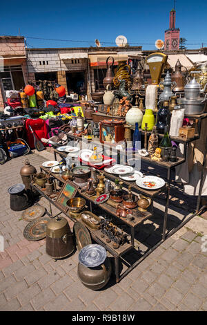 Maroc, Tanger, Medina, Avenue Ibn Al Abbar, street market stall antique Banque D'Images