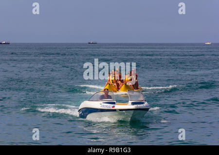 Sotchi, Russie - Août 22, 2018 : happy vacanciers touristes ride une banane gonflable dans la mer en été Banque D'Images