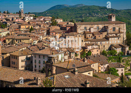 Voir à partir de la Porta seul à Piazza Rossi Scotti, Église San Agostino sur la droite, à Pérouse, Ombrie, Italie Banque D'Images