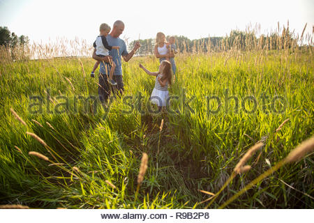 Jeune famille à sunny, rural field