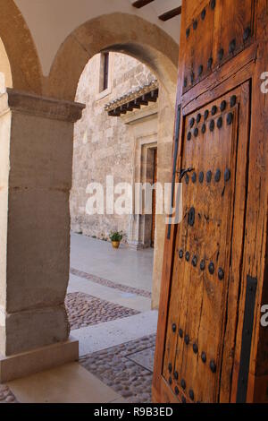 Caravaca de la Cruz (Murcia), Espagne. Cloître de la basilique de la Santisima et Vera Cruz. Banque D'Images