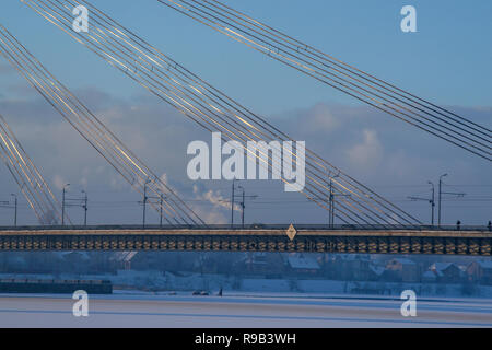 Fragment de pont suspendu de l'hiver. Vansu pont sur la rivière Daugava congelé à Riga. Banque D'Images