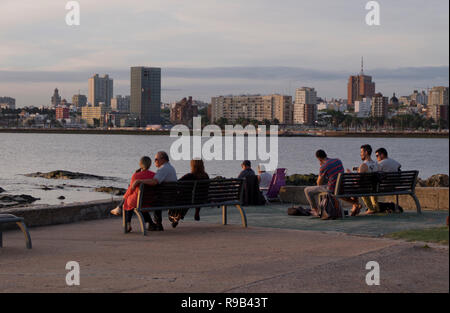 Les gens admirer le coucher du soleil par le River Plate dans la vieille ville de Montevideo, Uruguay, Amérique du Sud Banque D'Images