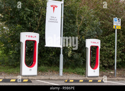 Points de recharge voiture Tesla à une station d'autoroute, au Royaume-Uni. Banque D'Images