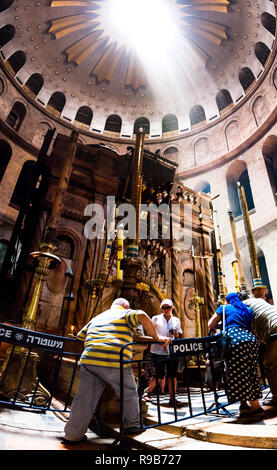 Jérusalem, Israël - 25 mai 2012 : les rayons du soleil pénétrant par la rotonde du dôme sur aedicula dans l'église du Saint-Sépulcre à Jérusalem wi Banque D'Images