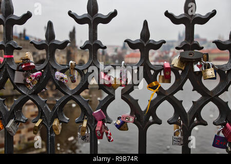 L'amour des verrous sur Charles Bridge Prague République Tchèque Banque D'Images