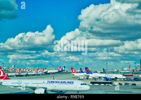 Istanbul, Turkey-October 10, 2017 : Turkish Airlines avions attendent des passagers sur le tarmac près de rénové airport terminal Banque D'Images