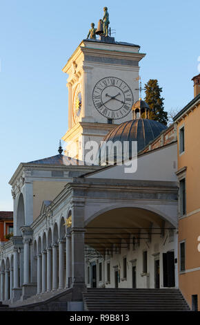 Loggia de Saint James et tour de l'horloge vu de Vittorio Veneto au coucher du soleil dans la rue Libertà square à Udine, Italie Banque D'Images