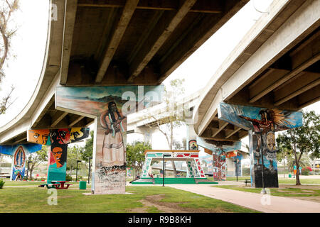 États-unis, Californie, San Diego, street art peint sur le pont au-dessus de Chicano Park Banque D'Images