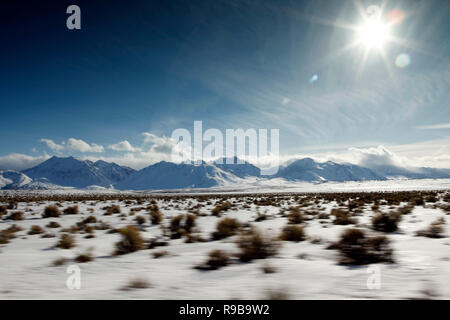 États-unis, Californie, Mammoth, plages et montagnes couvertes de neige courir aux côtés de Green Church Road Banque D'Images