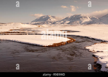 États-unis, Californie, Mammoth, une vue de la neige fraîchement couverts les rivières et les montagnes le long de la route de l'Église verte Banque D'Images