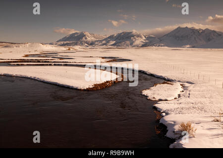 États-unis, Californie, Mammoth, une vue de la neige fraîchement couverts les rivières et les montagnes le long de la route de l'Église verte Banque D'Images