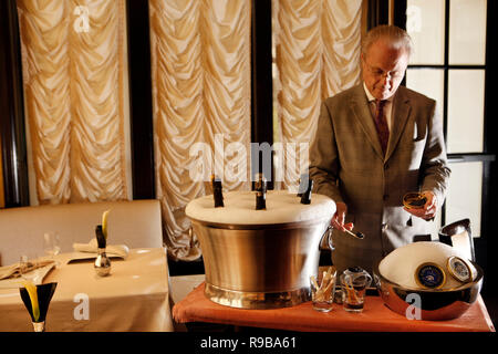 États-unis, Californie, Healdsburg, vin et caviar d'être servi à l'intérieur de Cyrus Restaurant à Alexander Valley Banque D'Images