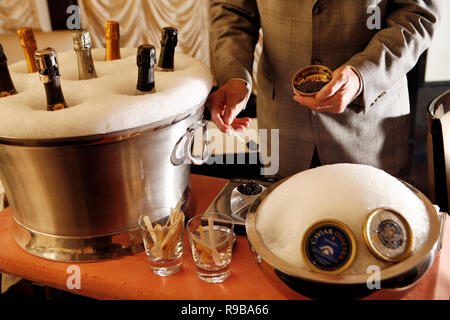 États-unis, Californie, Healdsburg, vin et caviar d'être servi à l'intérieur de Cyrus Restaurant à Alexander Valley Banque D'Images