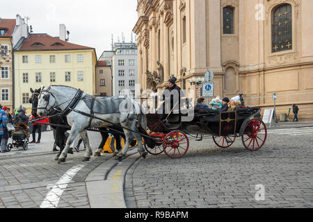 Prague - 14 Décembre : transport de chevaux avec des touristes à la place de la vieille ville sur Décembre 14, 2018 à Prague, République tchèque. L'entrée de la rue Noël m Banque D'Images