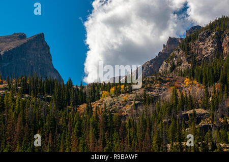 Lac de l'ours et les montagnes environnantes sur une belle journée d'automne dans la région de Rocky Mountain National Park, Colorado Banque D'Images