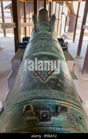 Nagasaki, Japon - 22 octobre 2018 : l'artillerie historique avec le signe de COV à Dejima, Nagasaki Banque D'Images