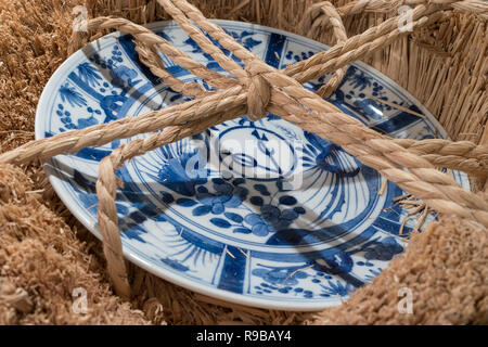 Nagasaki, Japon - 22 octobre 2018:Arita japonais bleu blanc porcelaine plaque COV 17e C décoré dans un style chinois Kraak avec logo de la Dutch East I Banque D'Images