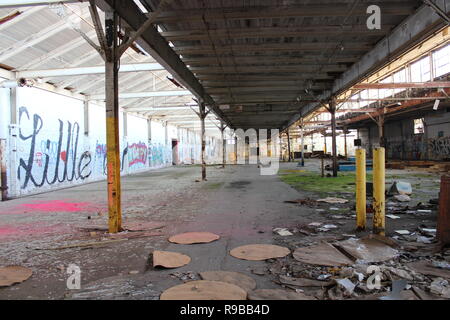 Graffiti et destruction dans une usine abandonnée dans le Michigan, USA. Banque D'Images