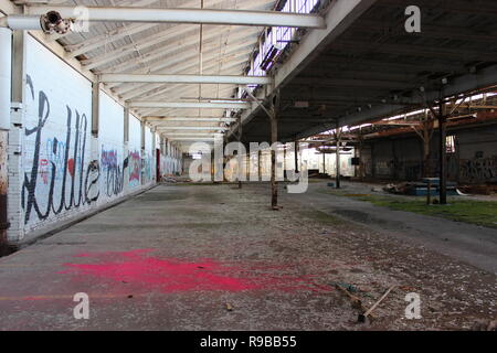 Graffiti et destruction dans une usine abandonnée dans le Michigan, USA. Banque D'Images