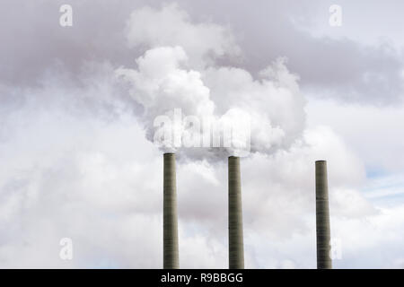 Centrale à charbon émettant des cheminées d'émanations toxiques - Global Warming, notion de changement climatique Banque D'Images