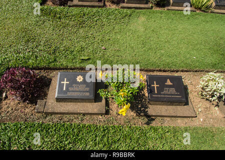 Thaïlande soldats tombes qui sont morts construire le chemin de fer de la Vallée de la mort en Thaïlande plaque tombes a gardé des noms nom guerre tombes commission Banque D'Images