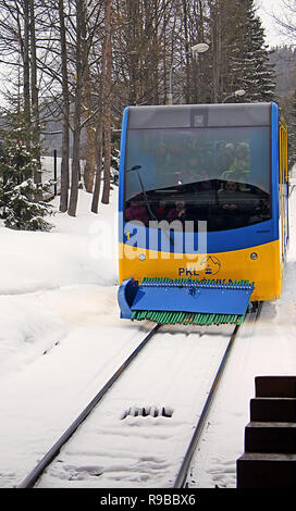 ZAKOPANE, Pologne - 31 décembre 2010 : Le téléphérique du Pic de Gubalowka (1126 m n.h). Le funiculaire a été construit en 1938 Banque D'Images