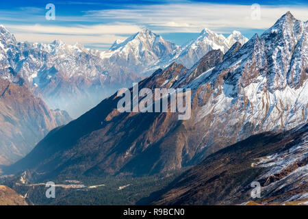 Les pics couverts de neige dentelées typiques de la vue sur le Manaslu trek Circuit dans l'Himalaya au Népal Banque D'Images