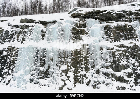 Cascade de glace avec les glaçons, de roches et de neige près de Tromsö en Norvège Banque D'Images