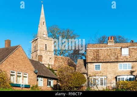 La redondance l'église Saint Pierre, Cambridge derrière les bâtiments de l'électrique. Banque D'Images