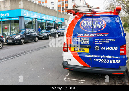 Un Plombiers Pimlico van avec une plaque de numéro de liées à la plomberie. Banque D'Images